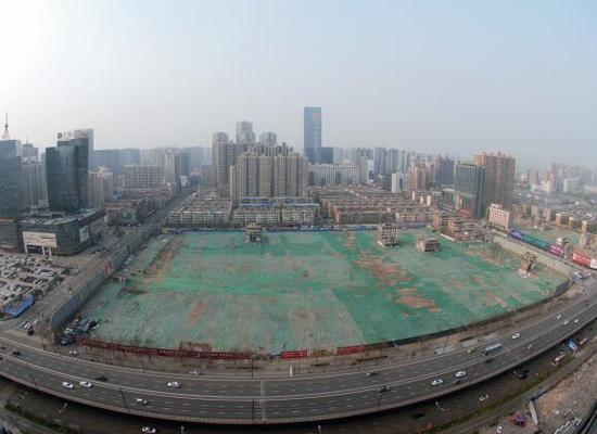 2016年4月，經(jīng)過(guò)持續(xù)攻堅(jiān)，親賢社區(qū)西北片區(qū)的拆遷工作基本告一段落，但在鋪設(shè)了防塵綠網(wǎng)的空地中，至今仍有3戶(hù)居民選擇了“堅(jiān)守”。(拍攝：2016年4月4日)