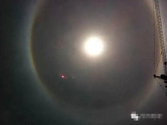 上?，F(xiàn)UFO 專家稱光圈是日暈亮點(diǎn)或是飛行器(圖)