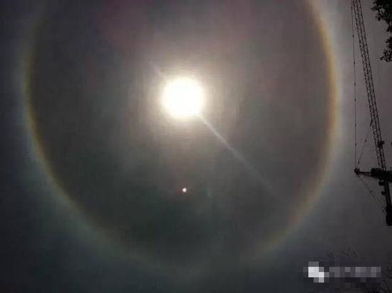 上?，F(xiàn)UFO 專家稱光圈是日暈亮點(diǎn)或是飛行器(圖)