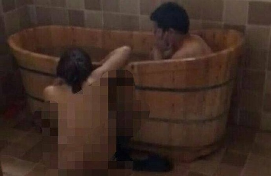 視頻顯示，一男一女赤身裸體地在浴盆中洗澡。