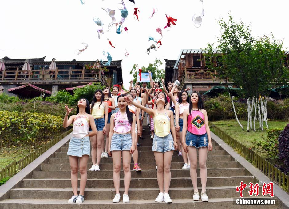 女大學生穿肚兜拋胸罩呼吁關(guān)注乳房健康 女大學生穿肚兜拋胸罩呼吁關(guān)注乳房健康