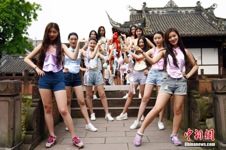 女大學生穿肚兜拋胸罩呼吁關(guān)注乳房健康 女大學生穿肚兜拋胸罩呼吁關(guān)注乳房健康