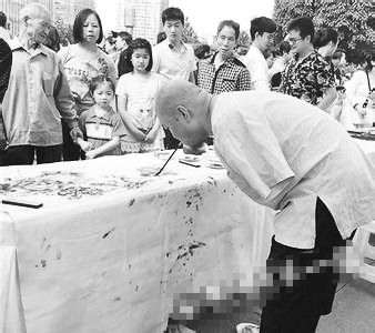 黃國富在作畫。資料照片
