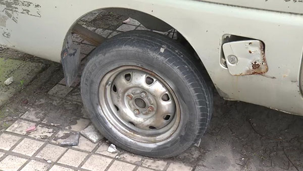 小面包車(chē)的輪胎已經(jīng)基本脫離了輪轂。