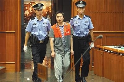 昨天上午，強奸幼女的楊某被帶進法庭聽候?qū)ψ约旱慕K審判決。通訊員 李佳 攝
