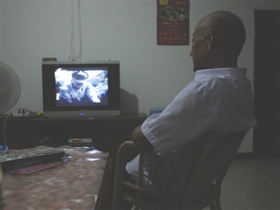 昨日，古藺，69歲的楊正元獨自在家看電視