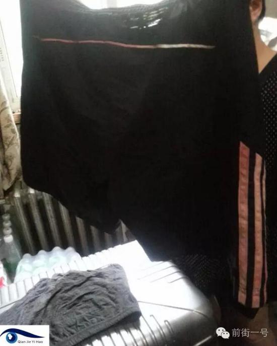 李律師所穿褲子也沾染血跡。