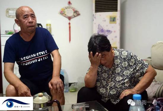 李亞榮的公婆談及李亞榮時淚流不止。