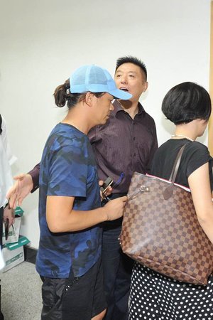 新京報(bào)快訊(記者劉洋)今天上午9時(shí)許，王寶強(qiáng)在律師張起淮的陪同下到北京朝陽法院，起訴離婚并交納訴訟費(fèi)。王寶強(qiáng)方預(yù)估財(cái)產(chǎn)總額至少在1個(gè)億，法院遂按照1億元暫計(jì)財(cái)產(chǎn)價(jià)值，依據(jù)《訴訟費(fèi)交納辦法》收取了訴訟費(fèi)24.9575萬元。