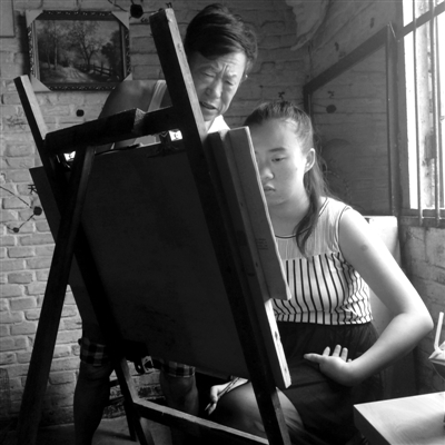 　女兒畫(huà)畫(huà)，父親在一旁指導(dǎo)