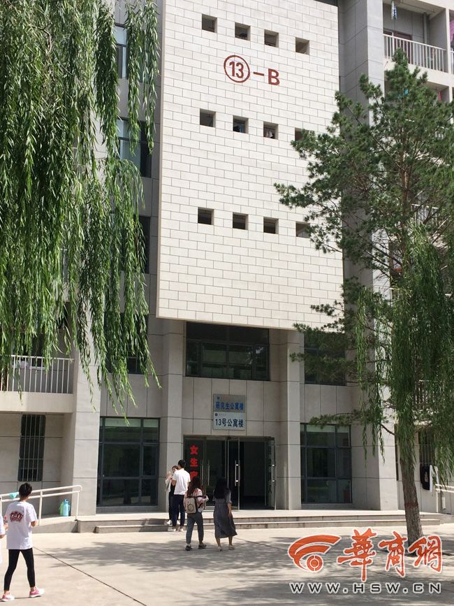 8月30日，榆林學院有學生發(fā)微博對女生宿舍樓住進男生提出質(zhì)疑。9月3日，學校宣傳部門回應(yīng)，女生宿舍樓里確實住著3名男研究生，但該樓的格局是套間，跟單元房一樣是獨立的，大學應(yīng)有包容的精神。