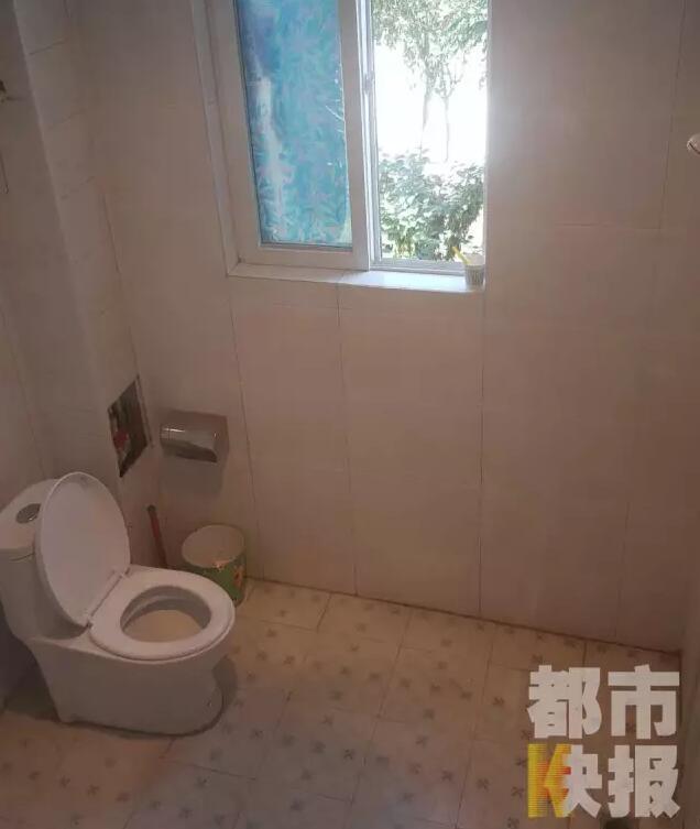 西安市戶縣草堂鎮(zhèn)的李家?guī)r村，有多戶人家經(jīng)營著農(nóng)家樂，但昨晚發(fā)生的這件事情打破了這里的寧靜。村民：“縣上的、鎮(zhèn)上的警察，還有村干部好多人在那兒，說是女的在衛(wèi)生間生產(chǎn)，把娃從窗子扔下來?！鞭r(nóng)家樂員工：“(聽說)直接從二樓扔下來了，呀，太殘忍了。”昨晚的事，很多人今早才聽說，震驚之余更感到惋惜。記者今天在高冠西五巷口找到了大家所說的農(nóng)家樂，一夜過去了，作為和那名女顧客有過交集的老板娘，心情仍然很沉重。