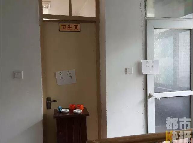 當(dāng)馮女士走出大門，繞到院子的側(cè)面時(shí)，衛(wèi)生間窗戶下方草叢中的一幕，讓她驚出了一身冷汗。農(nóng)家樂老板娘馮女士：“就是孩子，旁邊帶著胎盤?！弊蛲硎稽c(diǎn)半事發(fā)后，馮女士報(bào)了警，很不幸，男嬰已經(jīng)死亡。涉及的兩個(gè)房間，暫時(shí)被封鎖，里面已經(jīng)清理干凈。隨后記者也從轄區(qū)草堂派出所了解到，這兩男一女三人是朋友關(guān)系，女子的年齡大概是二十二三歲。該女子事發(fā)后被送往醫(yī)院，同行的兩名男子當(dāng)時(shí)被警方帶去派出所接受了筆錄調(diào)查后，已經(jīng)離開了派出所。