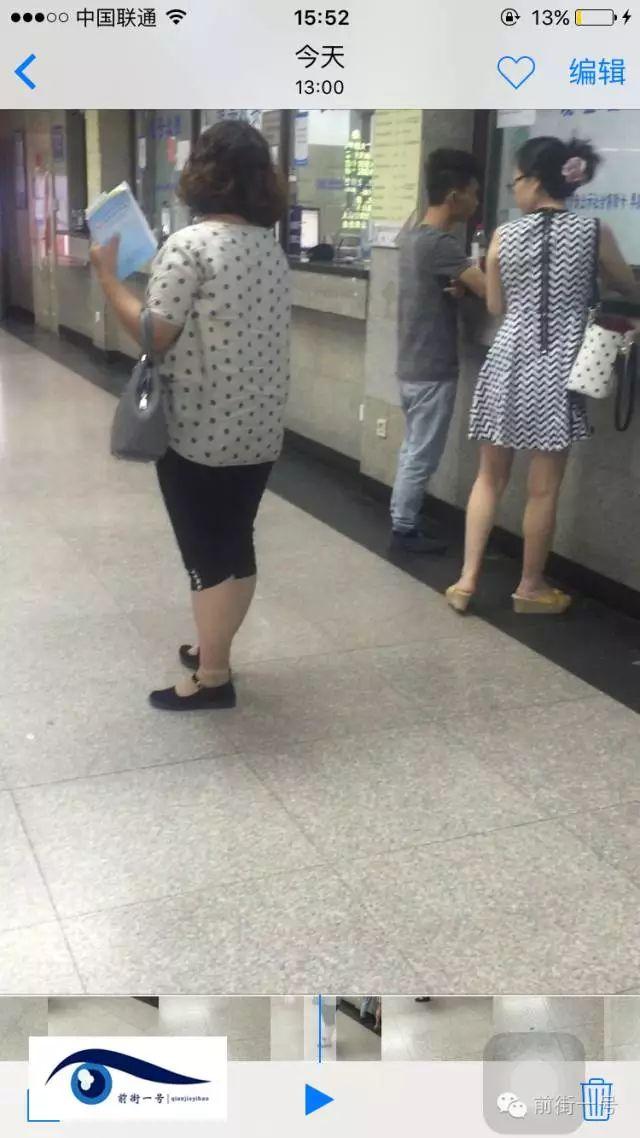 該女子在大廳內(nèi)徘徊發(fā)現(xiàn)女患者便主動(dòng)上前搭訕。
