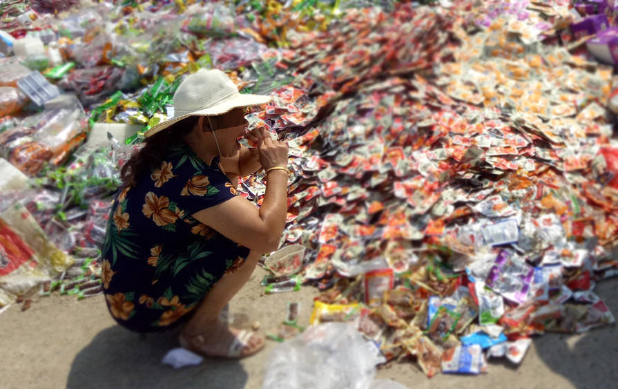 過期食品倒路邊 市民爭(zhēng)相撿吃其余重回市場(chǎng)