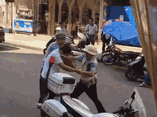嫌疑男子涉嫌無證駕駛摩托車，且車輛違規(guī)加裝遮陽傘并在行駛時(shí)不戴安全頭盔，辱罵毆打執(zhí)法交警。 本文圖片均來自 廣西梧州在線警務(wù)