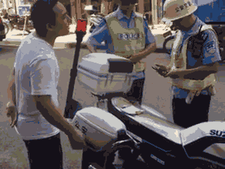 廣西梧州一男子騎車違法加裝遮陽傘，辱罵腳踹執(zhí)法交警被拘