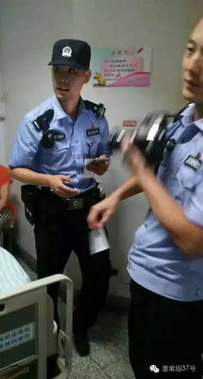 民警到醫(yī)院對秦女士體內(nèi)子彈取證調(diào)查。 受訪者供圖