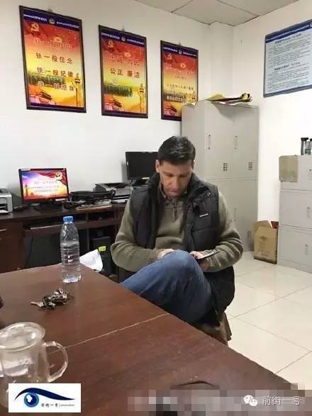 該外籍男子在派出所接受詢問。（網(wǎng)友供圖）