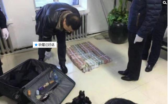 京華時(shí)報(bào)訊昨天凌晨1點(diǎn)左右，黑龍江省密山市一銀行金庫(kù)發(fā)生搶劫案。一名身穿迷彩服男子準(zhǔn)備劫取現(xiàn)金時(shí)被發(fā)現(xiàn)，致一名金庫(kù)值守人員死亡，隨后棄款而逃。目前，該男子尚未歸案，案件正在全力偵辦中。