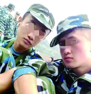 入學(xué)軍訓(xùn)時(shí)，滕某（左）和蘆海清的合影