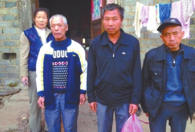 已被判死緩、在獄中服刑的4個村民的家人一直在為兒子喊冤。圖片來自網(wǎng)絡(luò)