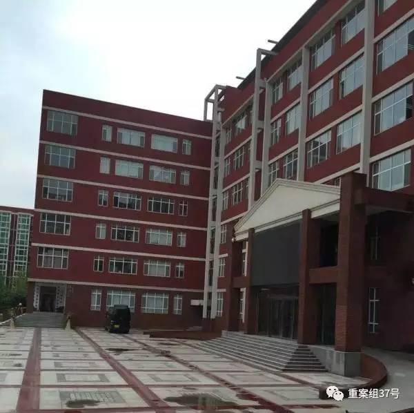 17歲高中男生教室里掐死女同學(xué)，被訴故意殺人和強(qiáng)奸