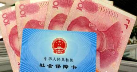 從今年1月1日開(kāi)始，原有的失業(yè)保險(xiǎn)費(fèi)率是1.5%的有22個(gè)省份，包括新疆生產(chǎn)建設(shè)兵團(tuán)，可以在確保失業(yè)保險(xiǎn)金按時(shí)足額發(fā)放、穩(wěn)崗補(bǔ)貼順利實(shí)施的基礎(chǔ)上，可以降低0.5個(gè)百分點(diǎn)。個(gè)人的費(fèi)率不超過(guò)單位的費(fèi)率。