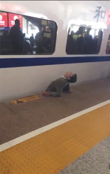 視頻顯示，一男子下半身被卡在站臺與列車之間縫隙。