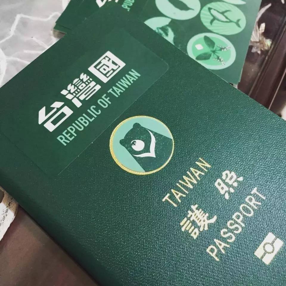 環(huán)環(huán)一直排在這個女孩后面，想看看日本入境官員如何處理這個令人啼笑皆非的所謂“臺灣國”。