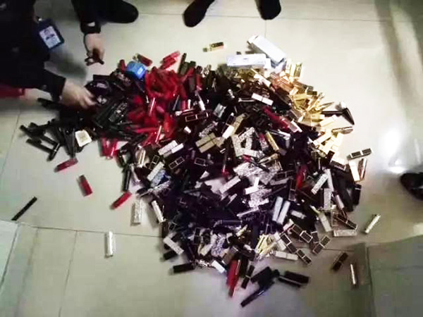 民警搜查出來的口紅。