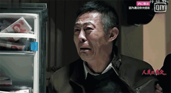 查案人員搜出的2.3億現(xiàn)金，從銀行運(yùn)來十二臺(tái)點(diǎn)鈔機(jī)，竟然燒壞了六臺(tái)。