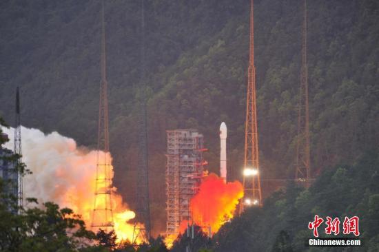 4月12日19時04分，中國西昌衛(wèi)星發(fā)射中心成功發(fā)射實踐十三號衛(wèi)星。 葉樂峰 攝