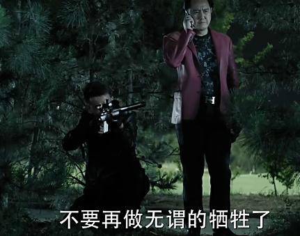 《人民的名義》原著小說(shuō)有這么一段：趙瑞龍要找殺手殺了侯亮平，結(jié)果趙瑞龍的三姐發(fā)話：侯亮平要是死了趙瑞龍也要死!這就說(shuō)明了大boss趙立春沒(méi)把握在侯死后的各方反應(yīng)中護(hù)住兒子趙瑞龍，因此，這就告訴了讀者，侯亮平的背景絕對(duì)不比趙立春差!