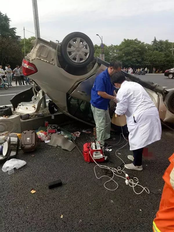 不值！小車四腳朝天司機(jī)身亡 死者只為偷幾罐奶粉