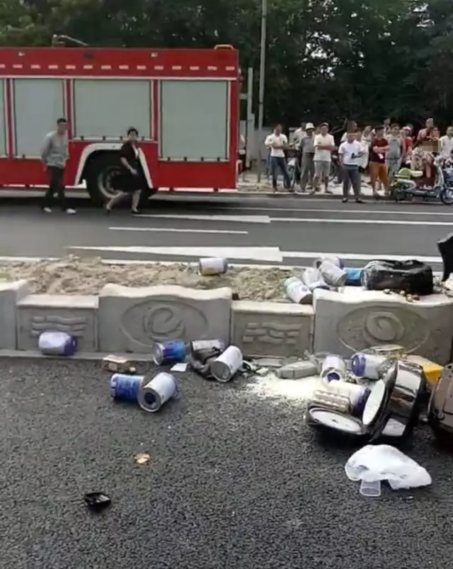 不值！小車四腳朝天司機(jī)身亡 死者只為偷幾罐奶粉