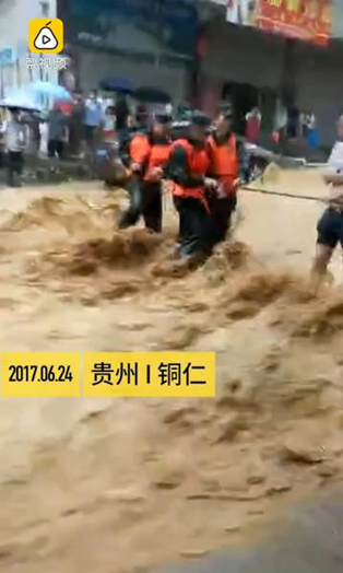 圖為6月24日，貴州銅仁多個區(qū)縣遭暴雨襲擊。