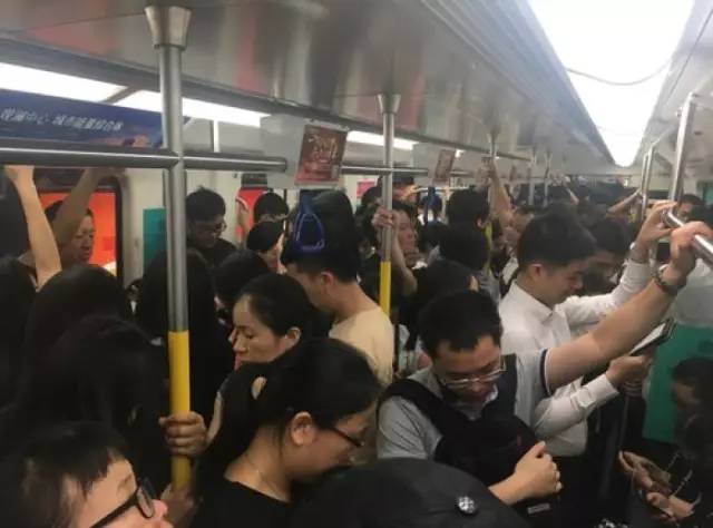 尷尬了！深圳地鐵首開女性車廂 結(jié)果塞滿男乘客