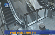 家長只顧低頭看手機(jī) 小女孩乘坐電梯手被門縫夾住