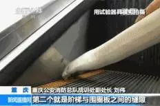 家長只顧低頭看手機(jī) 小女孩乘坐電梯手被門縫夾住