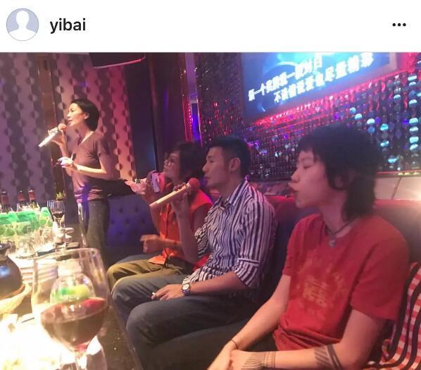 王菲母女跟李榮浩一起唱K，竇靖童的表情亮了