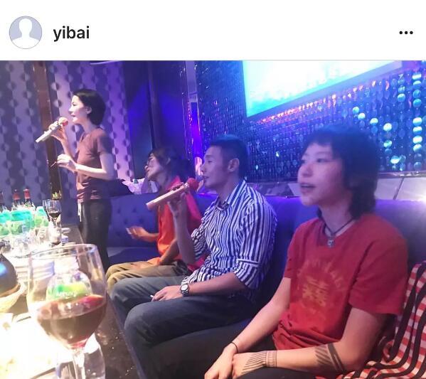 王菲母女跟李榮浩一起唱K，竇靖童的表情亮了