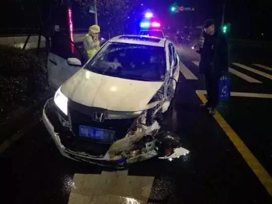 今天凌晨，杭州一對環(huán)衛(wèi)工夫婦被車撞進錢塘江