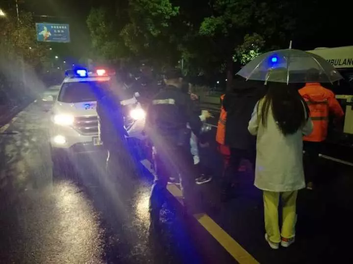 今天凌晨，杭州一對環(huán)衛(wèi)工夫婦被車撞進錢塘江