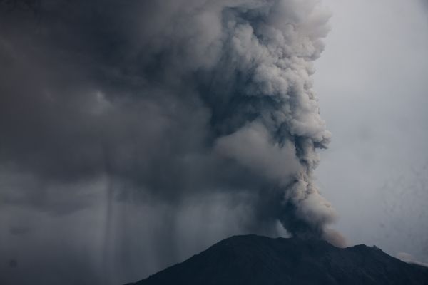 這是11月28日在印度尼西亞巴厘島拍攝的噴發(fā)火山灰的阿貢火山。新華社發(fā)