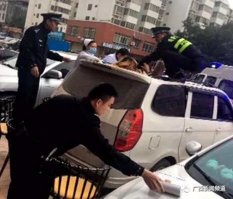 ▲女子跌落至一面包車車頂，民警和醫(yī)護(hù)人員將其救下。