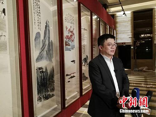 北京保利拍賣執(zhí)行董事趙旭在當(dāng)晚接受采訪。<a target='_blank'  _fcksavedurl='http://www.chinanews.com/' _fcksavedurl='http://www.chinanews.com/' >中新網(wǎng)</a>記者 宋宇晟 攝