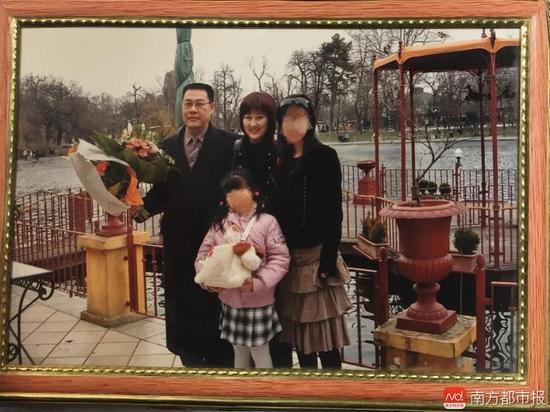 回國之前的張津華和王煥凱，兩個可愛的女兒，一家四口曾經(jīng)幸福的生活。