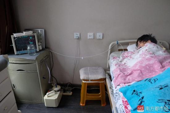 為了照顧張津華，家人把家里的房間變成了病房。氧氣管、心電圖、呼吸機、排痰機、鼻飼管、藥柜……（羅逸爵 攝）