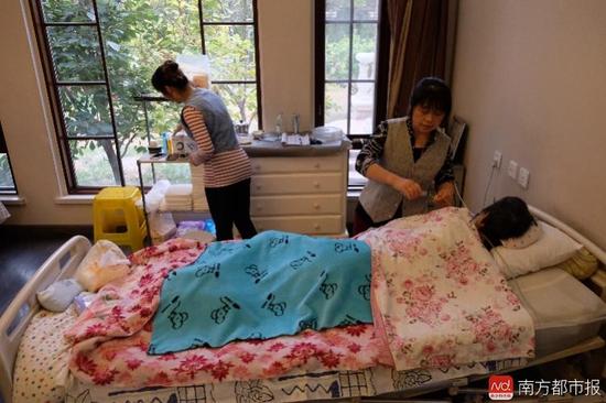 臥床九年不醒的張津華，家人雇傭了多名護工照顧，前后花了將近600萬。